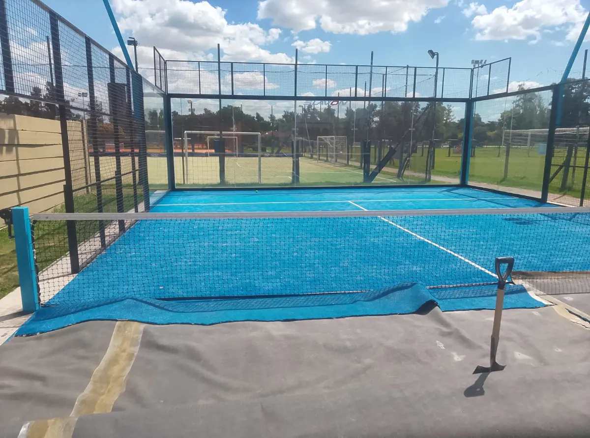 Cancha de pádel en construcción