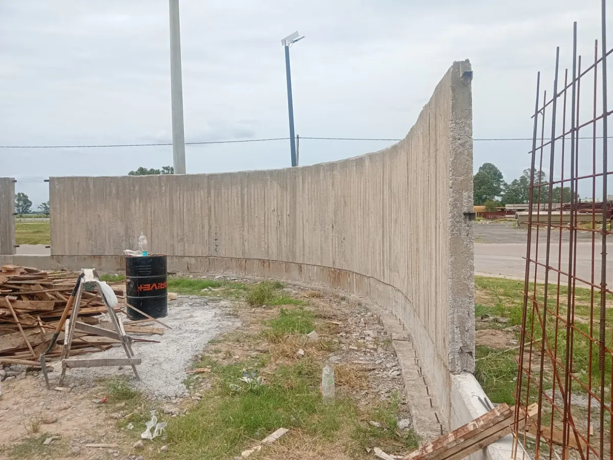 Muro curvo de hormigón con encofrado